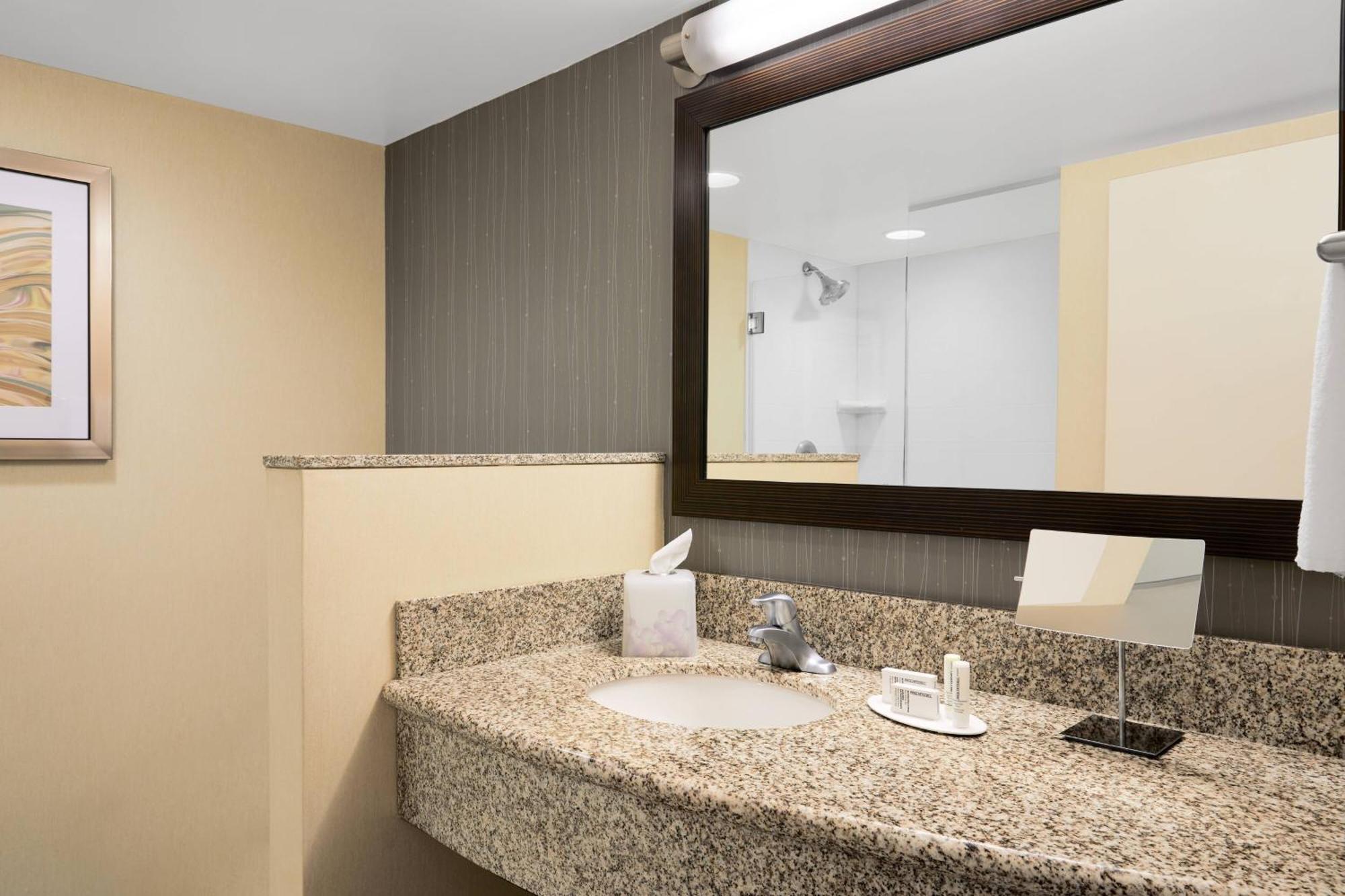 Готель Courtyard By Marriott Newark Downtown Екстер'єр фото